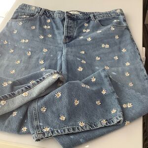Jean with daisies embroidered on the Jean